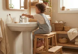 Montessori im Badezimmer: Wie dein Kind spielend Körperpflege lernt