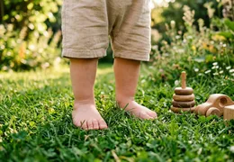 Montessori Barfußschuhe: Warum Kinderfüße frei atmen müssen