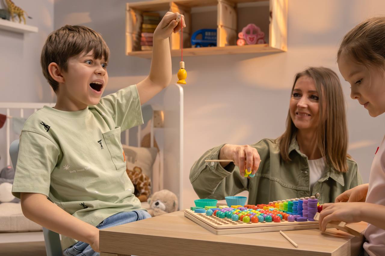 Begeistertes Kind spielt mit dem Montessori Holzangelspiel