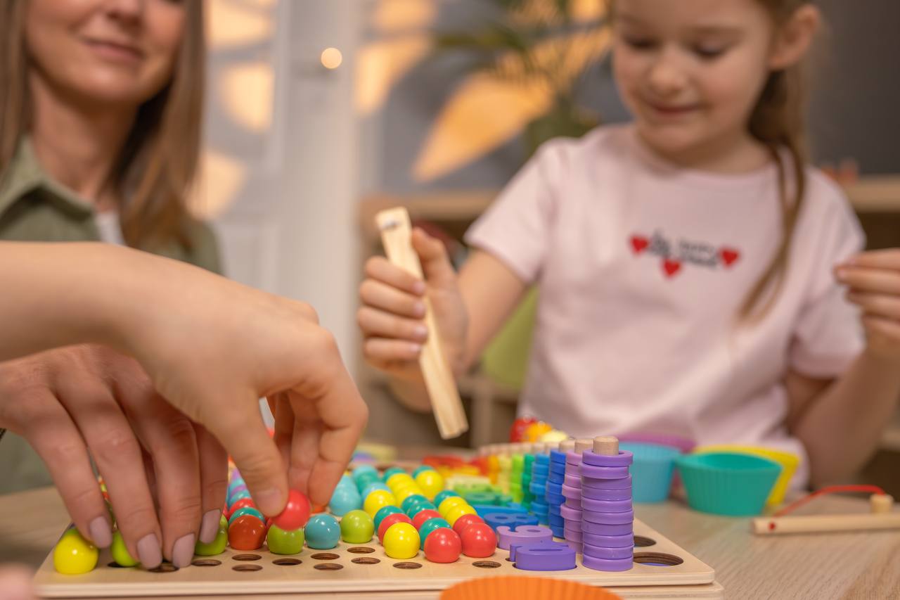 Mutter und Tochter spielen gemeinsam mit dem Holzspielzeug