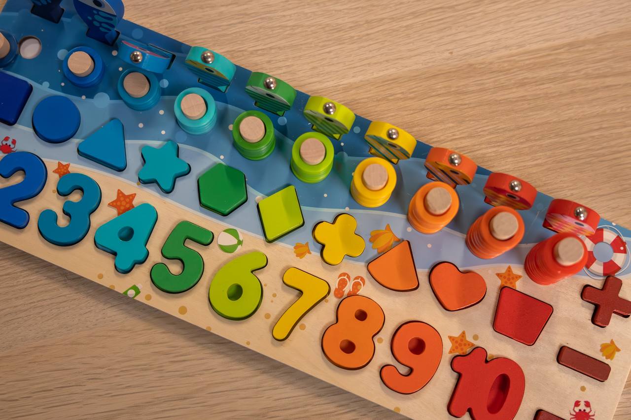 Vogelperspektive des kompletten Montessori Angelspiels mit allen 100 Teilen aus Holz