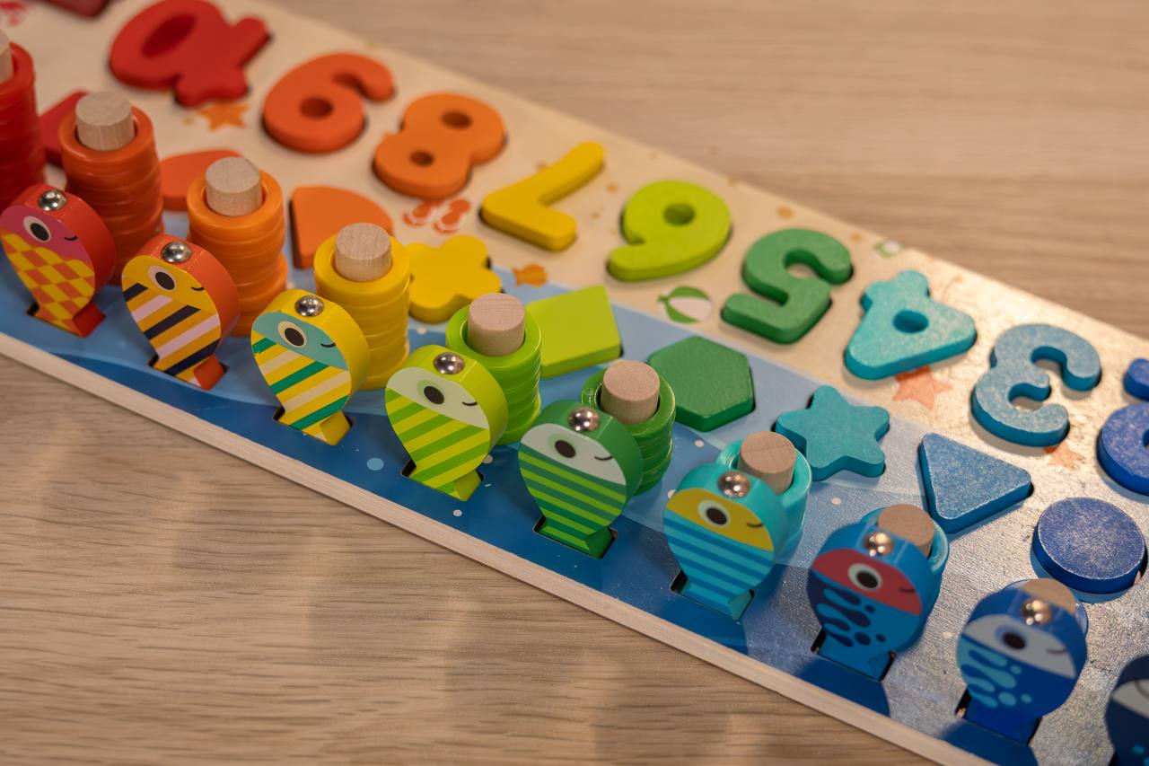 Bunte Holzfische mit Zahlen und Mustern für das magnetische Angelspiel