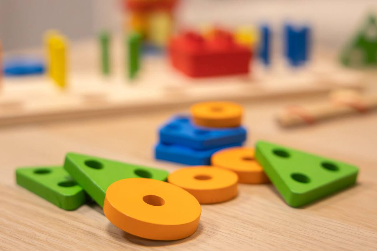 Nahaufnahme der geometrischen Holzformen in verschiedenen Farben